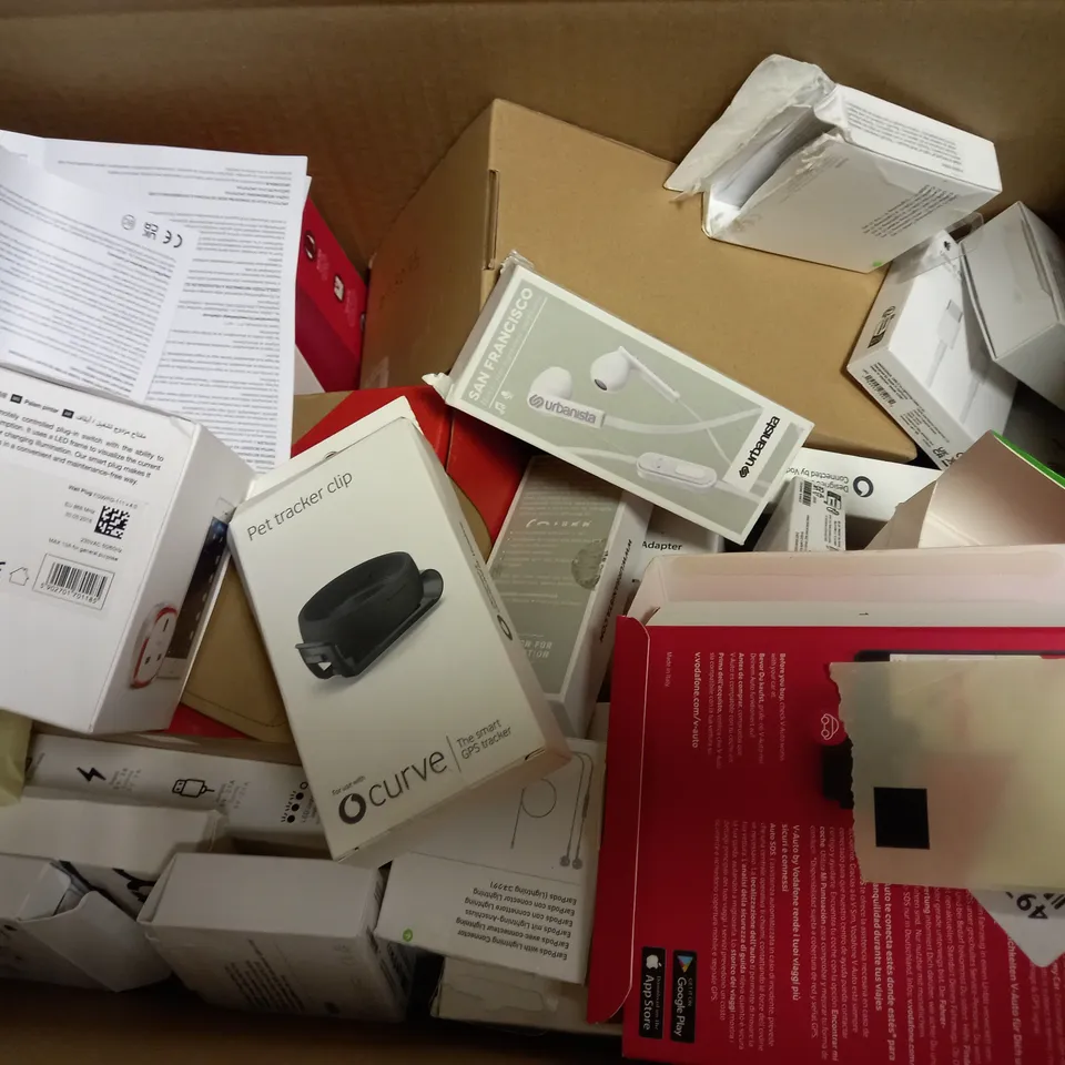 BOX OF APPROX 15 ASSORTED ITEMS TO INCLUDE - PET TRACKER CLIP - USB-C TO USB-C - APPLE EAR PHONES ETC
