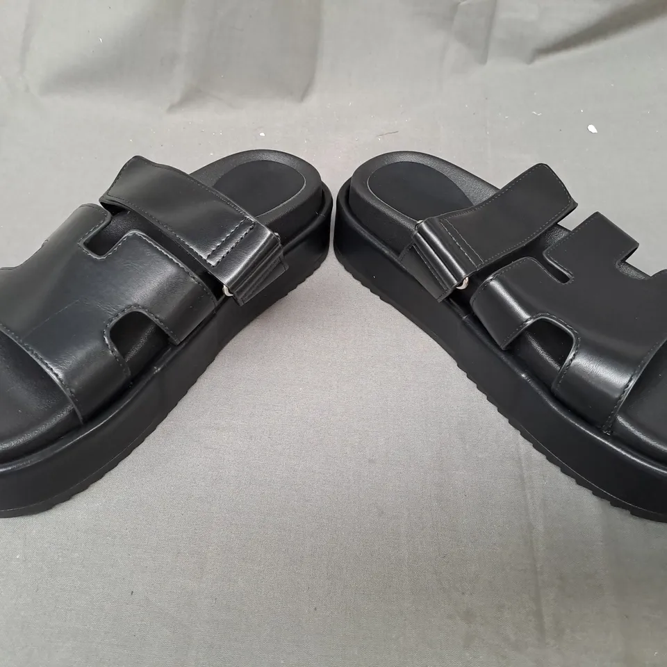 BOXED PAIR OF DESIGNER OPEN TOE PLATFORM SANDALS IN BLACK EU SIZE 38