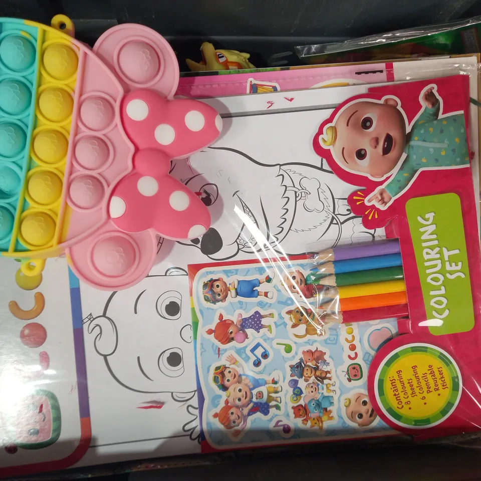 LOT OF APPROXIMATELY 10 ASSORTED TOYS AND GAMES TO INCLUDE ATTACK ON TITAN BUTTON BADGES, GOLD EDITION PLAYING CARDS, JUMBO CRAYONS, ETC