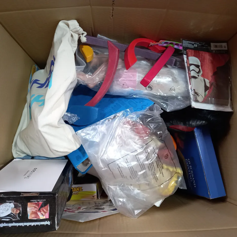 BOX OF APPROX 20 ASSORTED TOYS INCLUDING FELT HAND PUPPET, AIRFIX QUICK BUILD PLANE AND CRICKET SET
