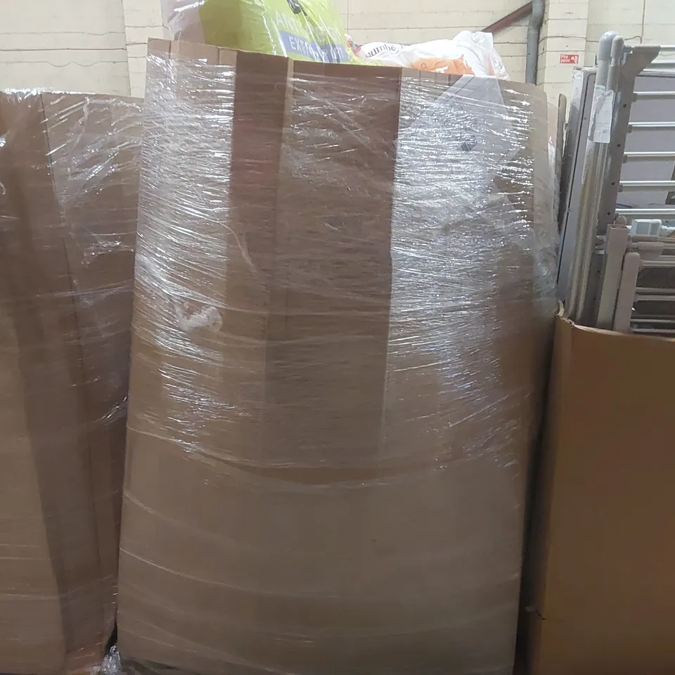 PALLET CONTAINING A LARGE QUANTITY OF ASSORTED BEDDING PRODUCTS