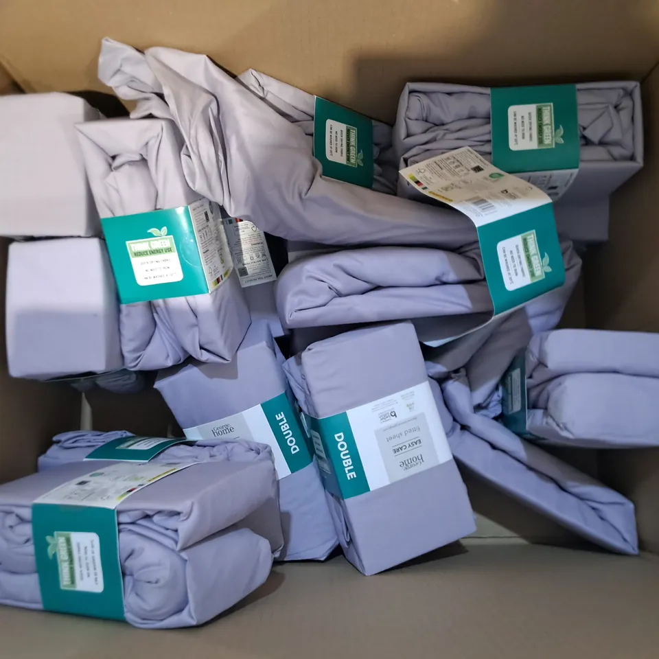 LOT OF APPROXIMATELY 18 DOUBLE FITTED BEDDING SHEETS IN PURPLE