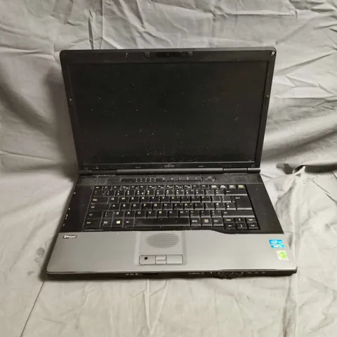 FUJITSU LIFEBOOK LAPTOP – MODEL 19033 (BLACK/SILVER)
