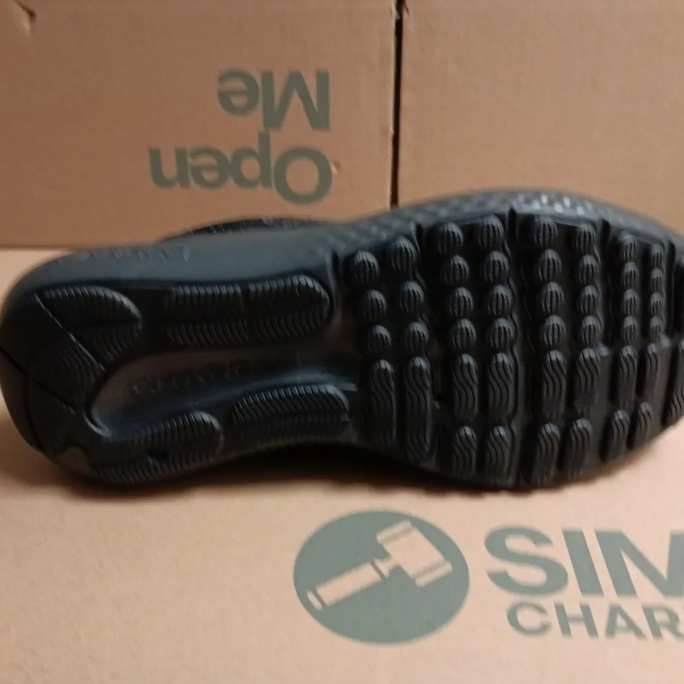 UNDER ARMOUR BLACK MESH RUNNING SHOES - UK SIZE 7.5