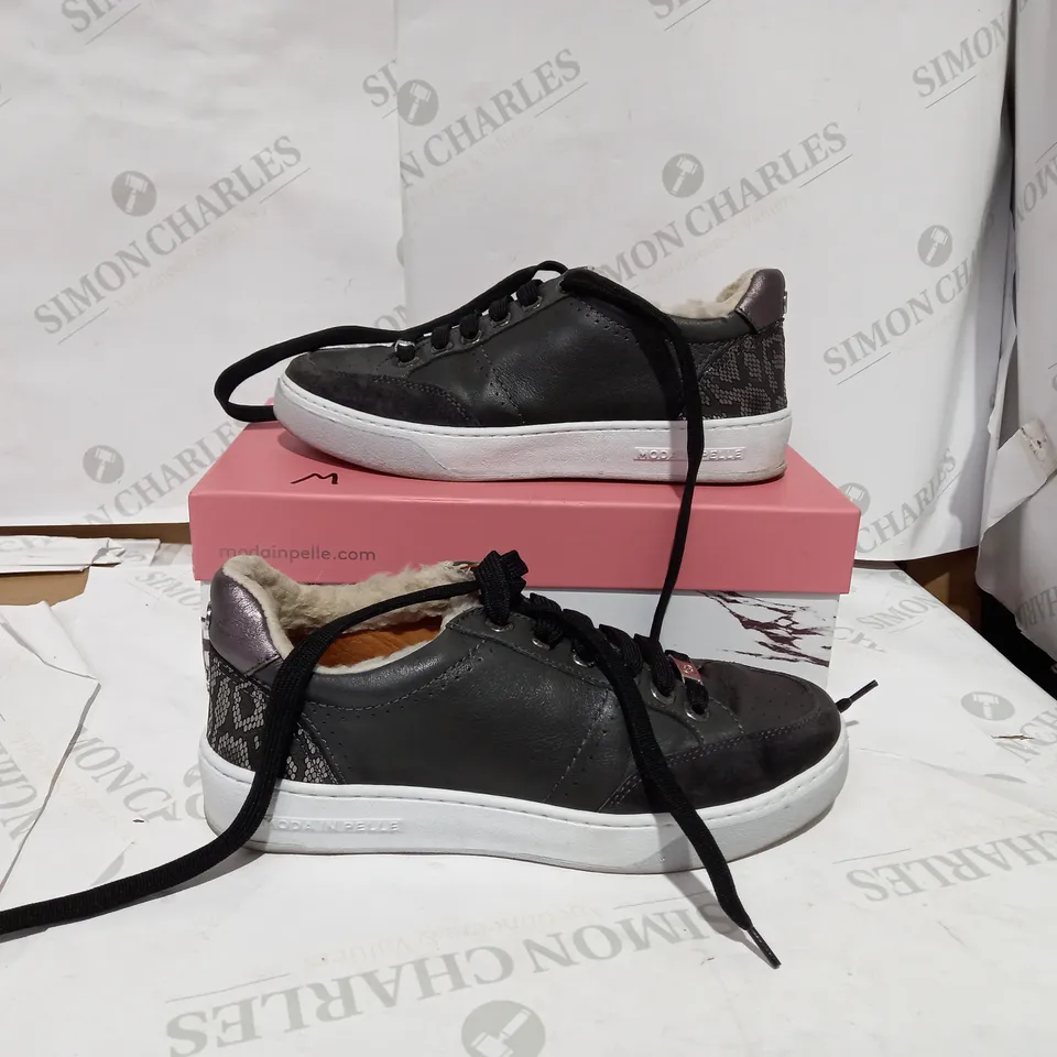 BOXED PAIR OF MODA PEWTER TRAINER - SIZE 5