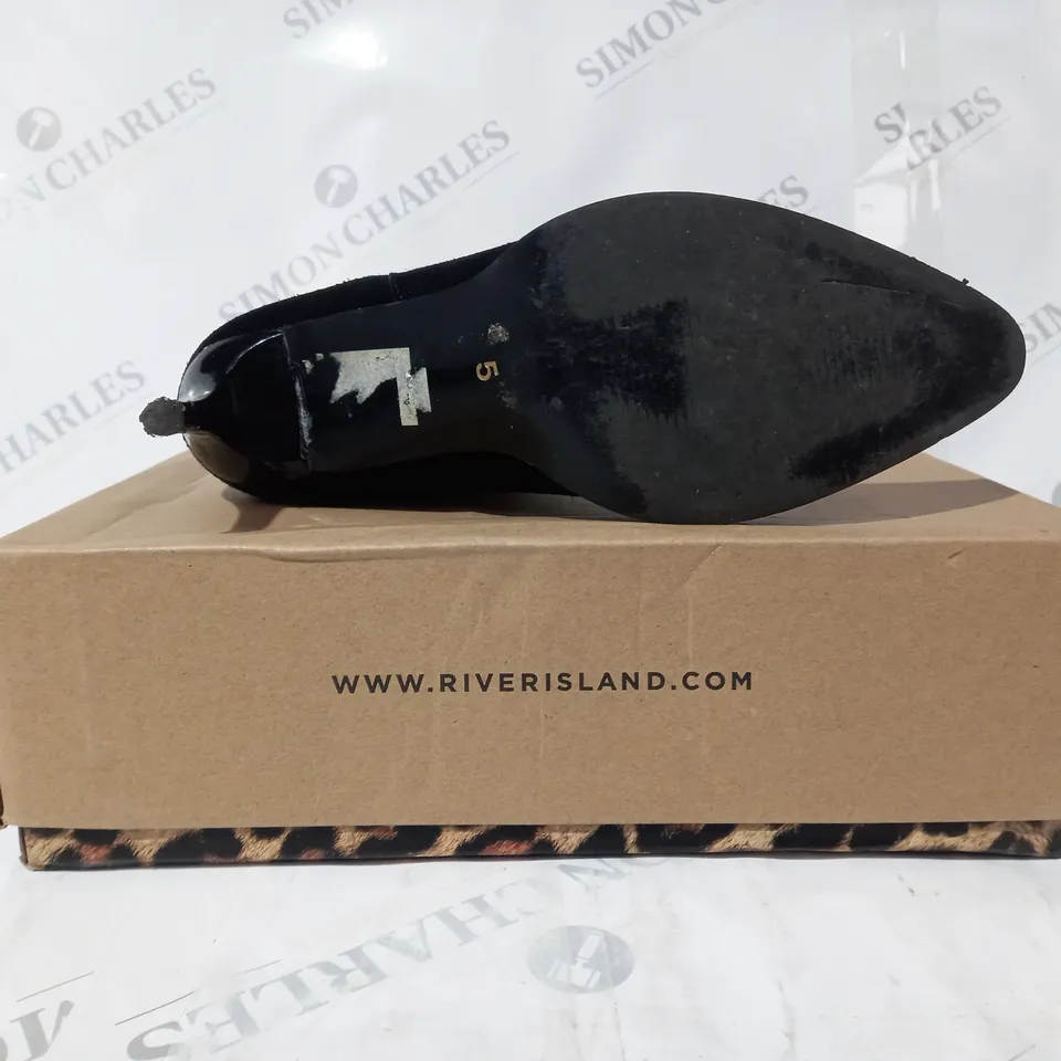 BOXED PAIR OF RIVER ISLAND POINTED TOE HEELED SUEDE SHOES IN BLACK UK SIZE 5