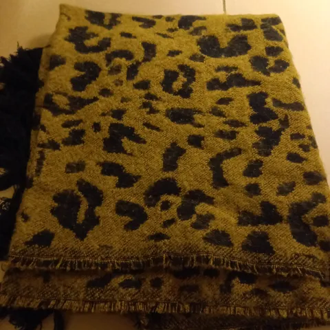 BOX OF APPROX 6 BRAND NEW DESTELLO CHEETAH PRINT SCARF