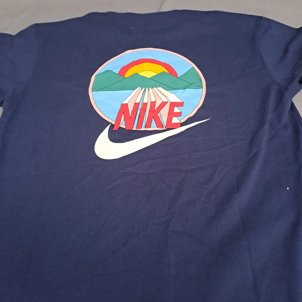 NIKE GRAPHIC T-SHIRT SIZE M