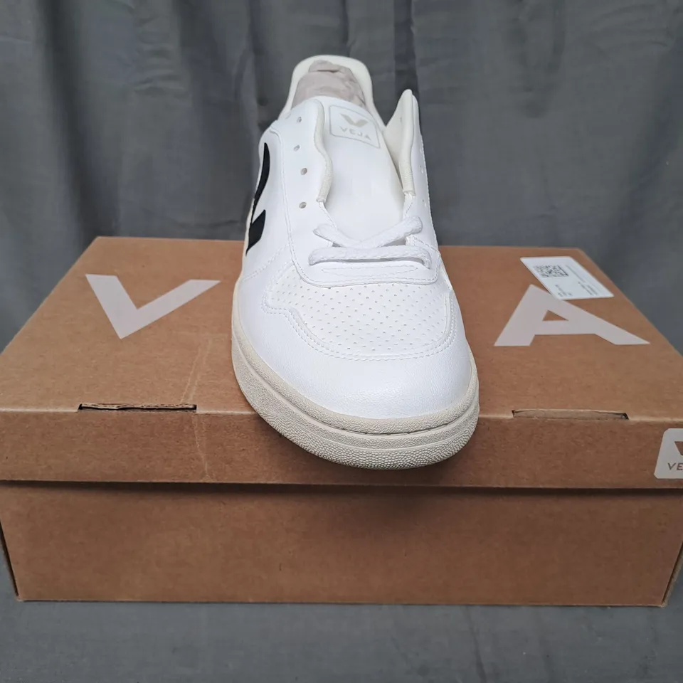 BOXED PAIR OF VEJA SHOES IN WHITE/BLACK UK SIZE 10