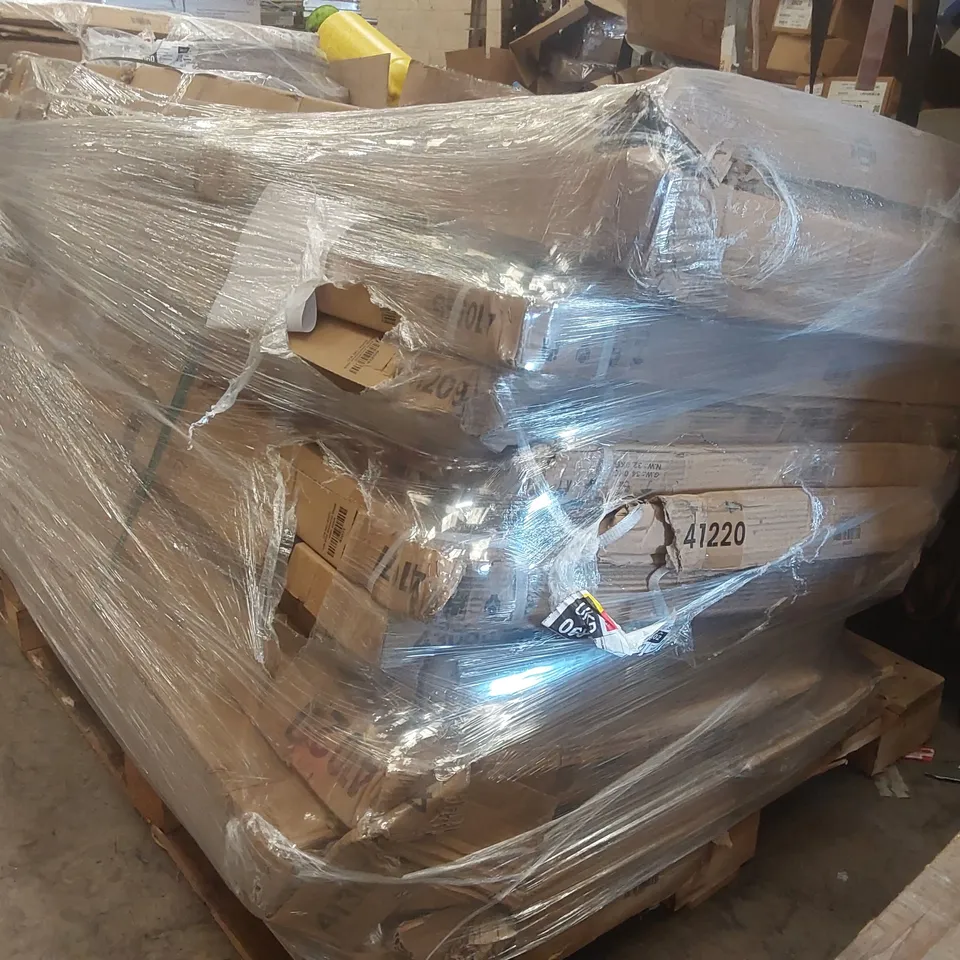 PALLET CONTAINING A VERY LARGE QUANTITY OF ASSORTED SHOWER SCREENS INCLUDING: CHROME 8MM SLIDING DOOR 1200MM, 6MM BATH SCREEN WITH TOWEL RAIL, WETROOM GLASS ECT