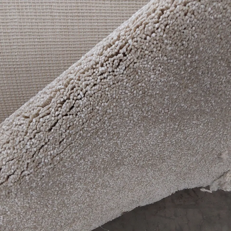 ROLL OF QUALITY ULTIMATE IMPRESSIONS FORTUNE CARPET APPROXIMATELY 5M × 6.2M