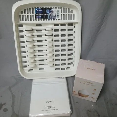 APPROXIMATELY 12 ASSORTED HOUSEHOLD PRODUCTS TO INCLUDE DRAINING RACK, DUSK REGENT PILLOWCASES, SALKING DIFFUSER, ETC