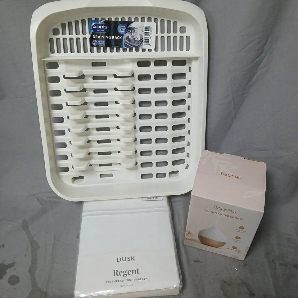 APPROXIMATELY 12 ASSORTED HOUSEHOLD PRODUCTS TO INCLUDE DRAINING RACK, DUSK REGENT PILLOWCASES, SALKING DIFFUSER, ETC
