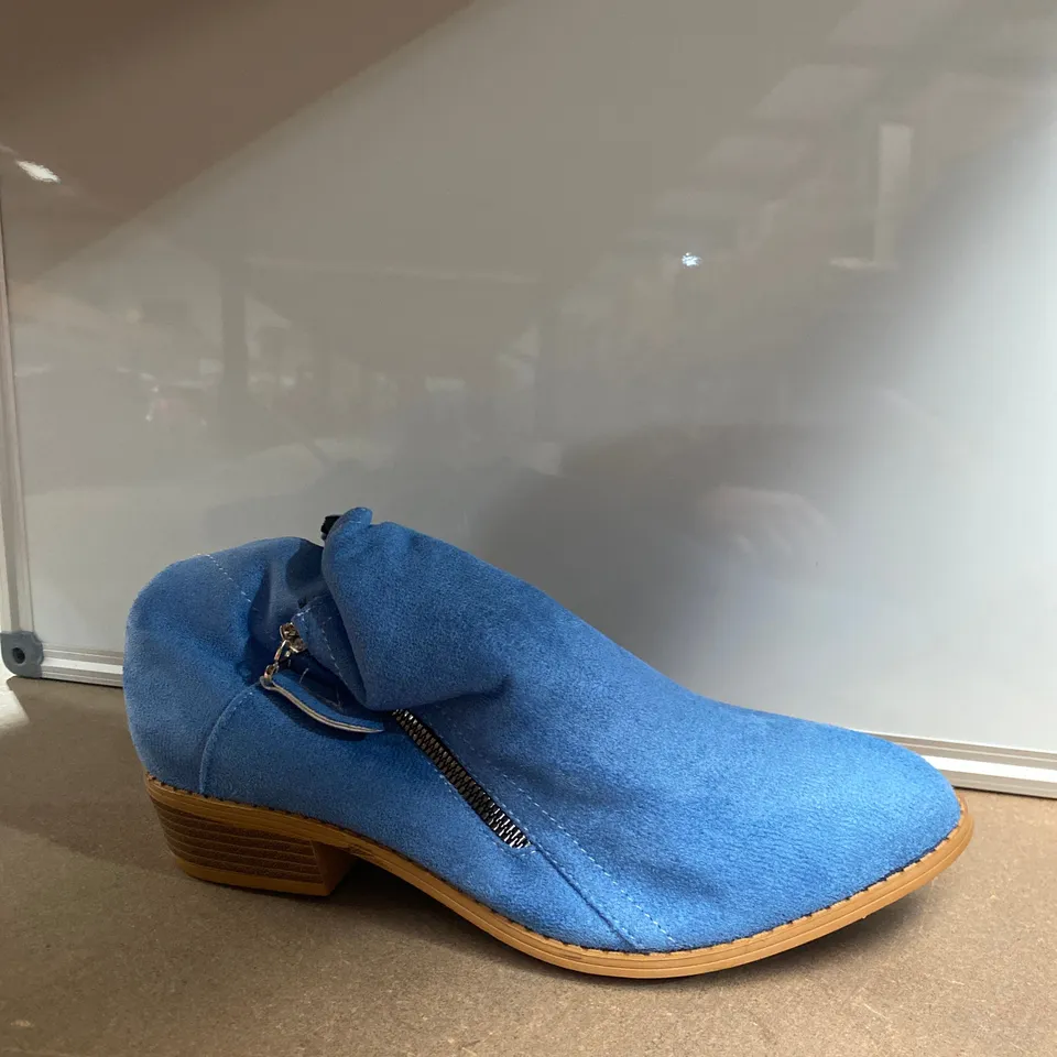 PAIR OF BLUE SHOES SIZE 43