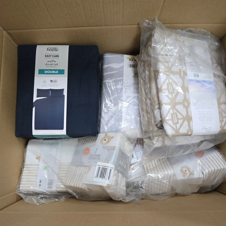 BOX OF APPROXIMATELY 10 ASSORTED BEDDING ITEMS IN VARIOUS STYLES, SIZES, AND COLOURS TO INCLUDE DUVET SETS AND PILLOWCASES, ETC - COLLECTION ONLY