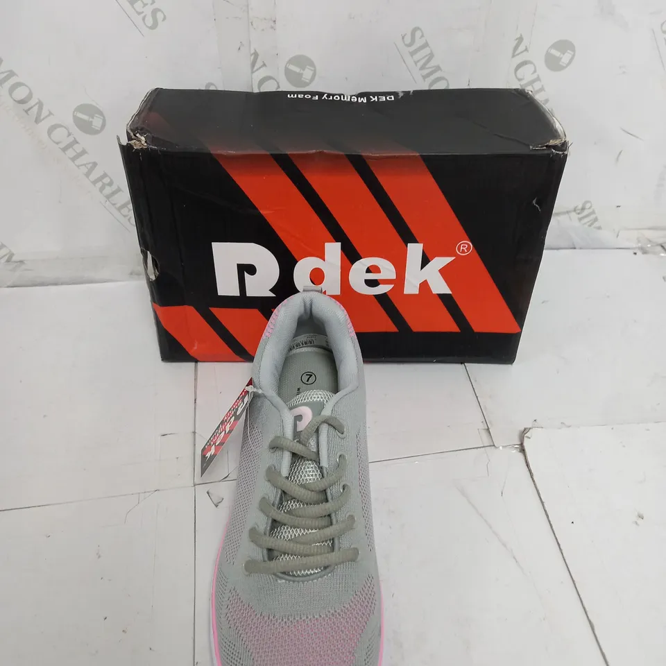 BOXED PAIR OF RDEK FOX MEMORY FOAM 5 EYE LACE TRAINER SIZE 7