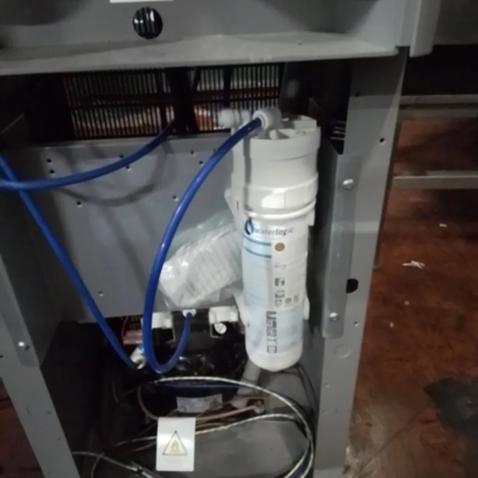 COMMERCIAL WATER DISPENSER 