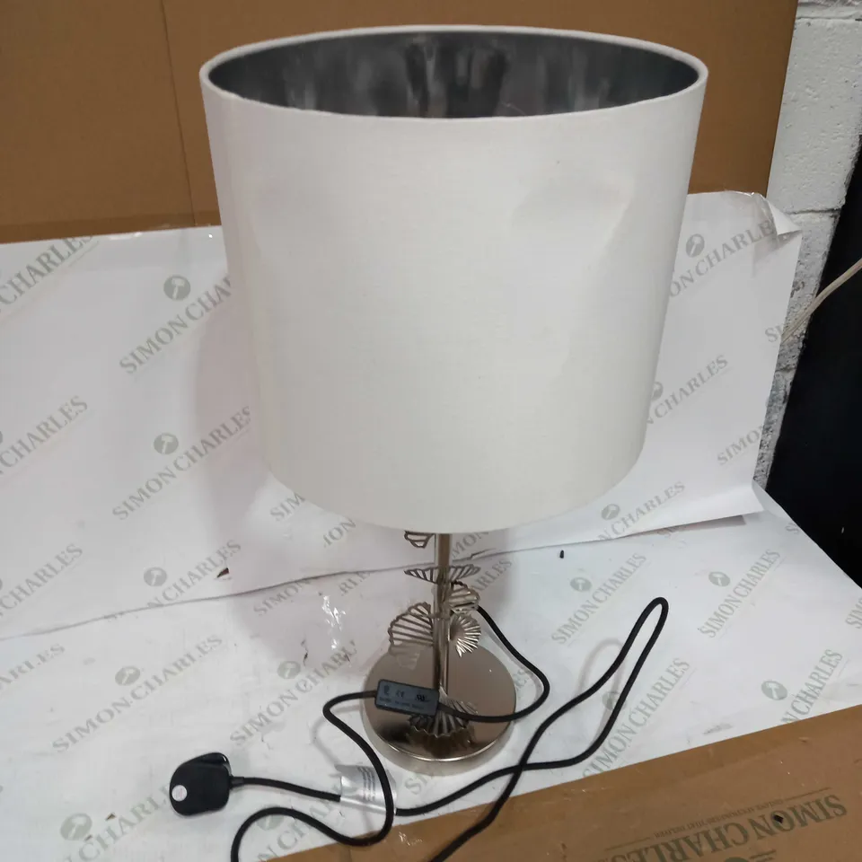 DESIGNER LEAF DETAL TABLE LAMP