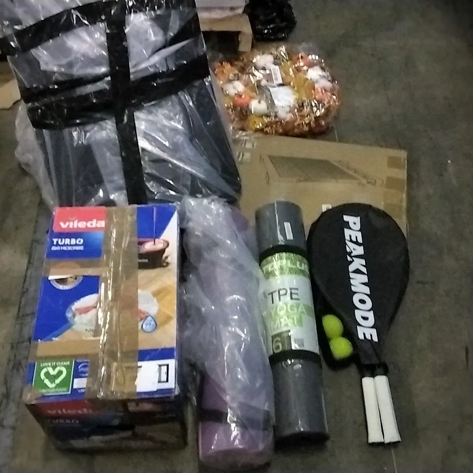 PALLET OF ASSORTED ITEMS INCLUDING PEAKMODE TENNIS RACKET AND BALLS, TOPLUS YOGA MAT, AUTUMNAL WREATH, OFFICE CHAIR, DECO WINDOW EXTENDABLE DRAPERY ROD SET