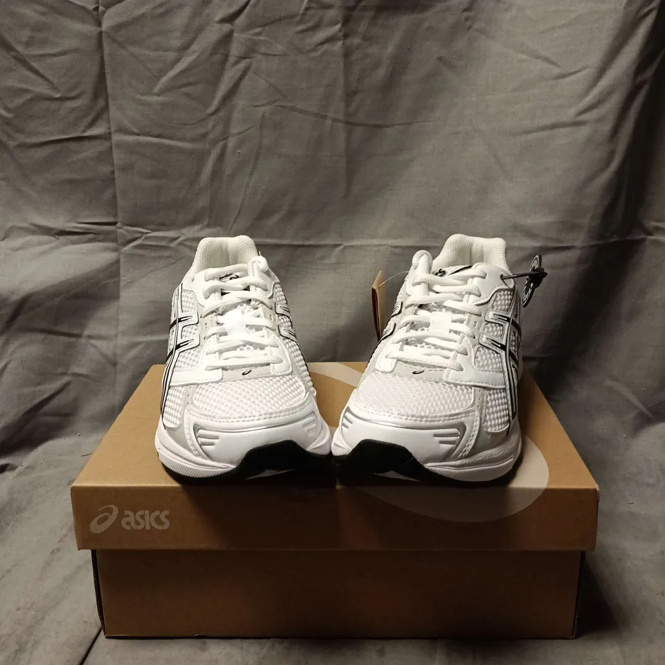 BOXED PAIR OF GEL-1130 WHITE/BLACK RUNNING SHOES – UK 4 (US 5) MEN