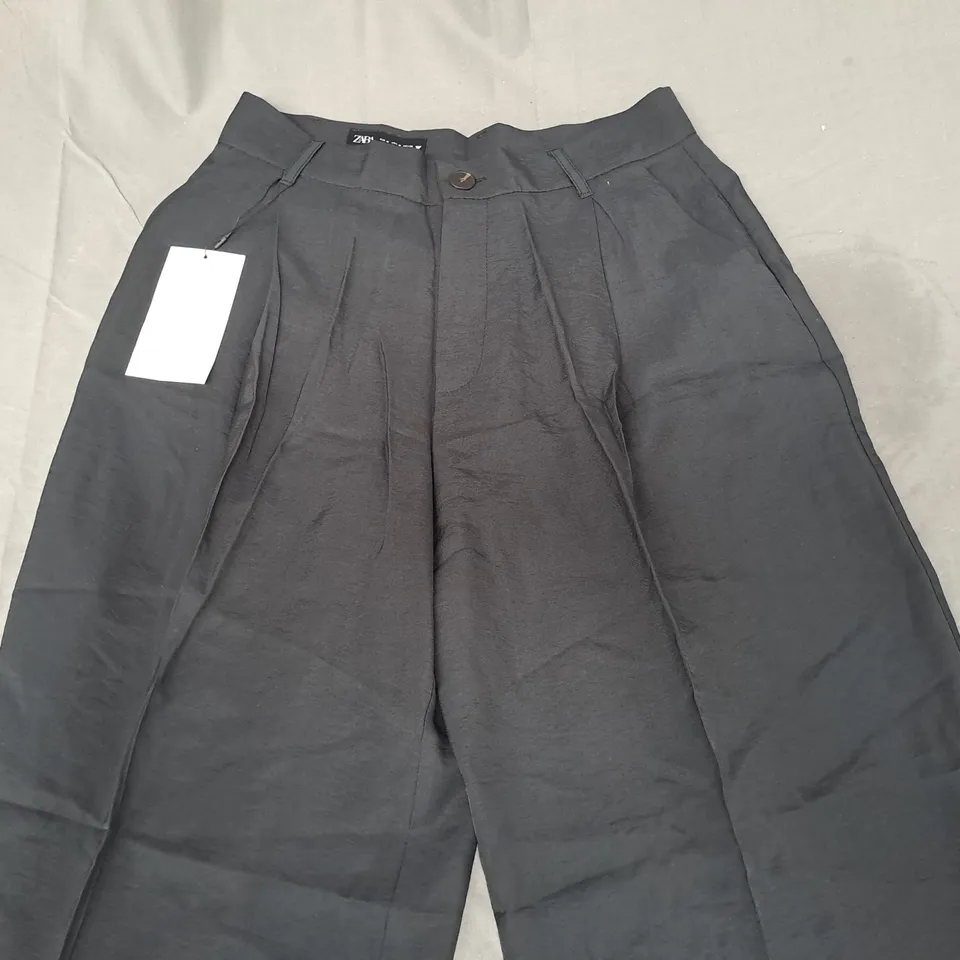 ZARA PANTS IN BLACK SIZE MEDIUM