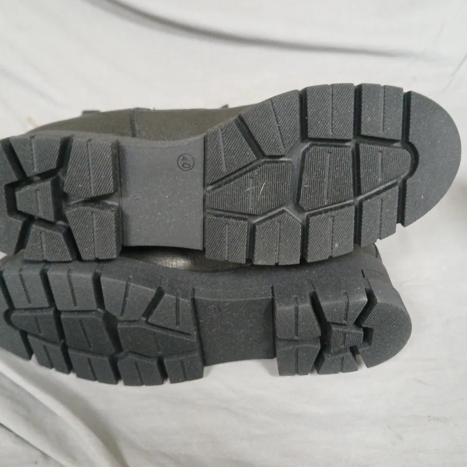 BLACK LEATHER CHUNKY TALL CHELSEA BOOTS - 40