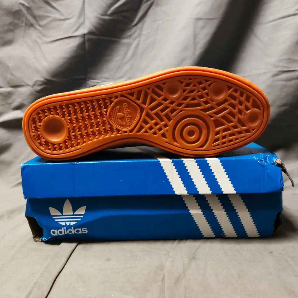 BOXED PAIR OF ADIDAS HANDBALL SPEZIAL SHOES IN DARK TAUPE/WHITE SIZE UK 6.5