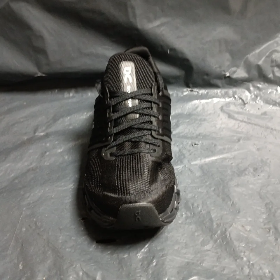 PAIR OF ON CLOUDSWIFT TRAINERS IN BLACK SIZE UK 10.5