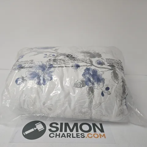 BLUE / GREY FLORAL DESIGN QUILT