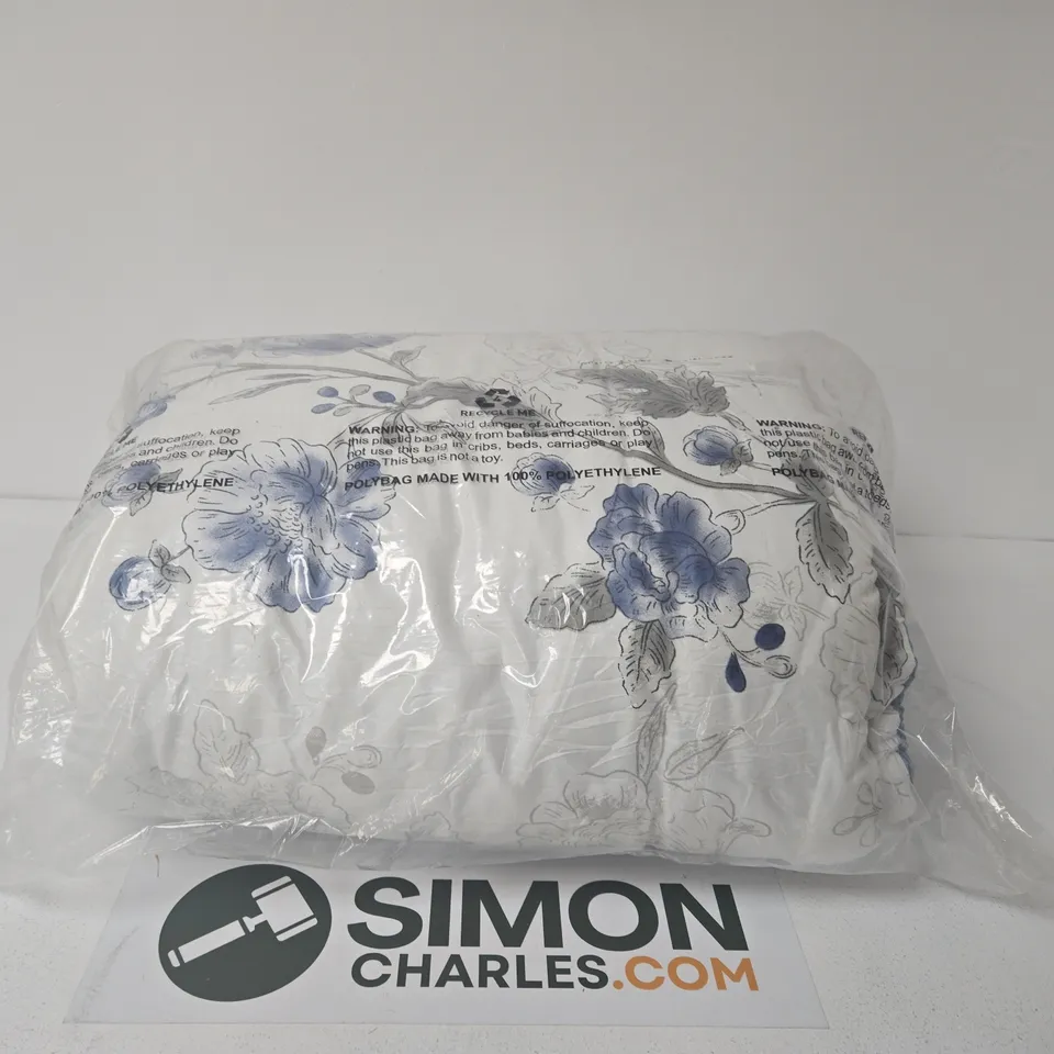 BLUE / GREY FLORAL DESIGN QUILT 