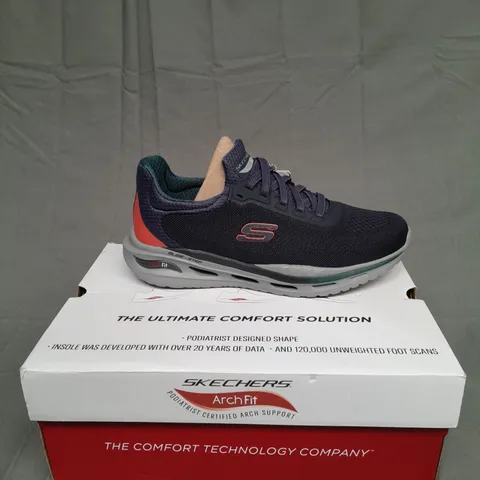 BOXED PAIR OF SKETCHERS ARCH FIT ORVAN-TRAYVER DARK/NAVY SIZE UK 9