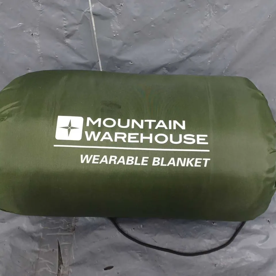 MOUNTAIN WAREHOUSE WEARABLE BLANKET IN KHAKI