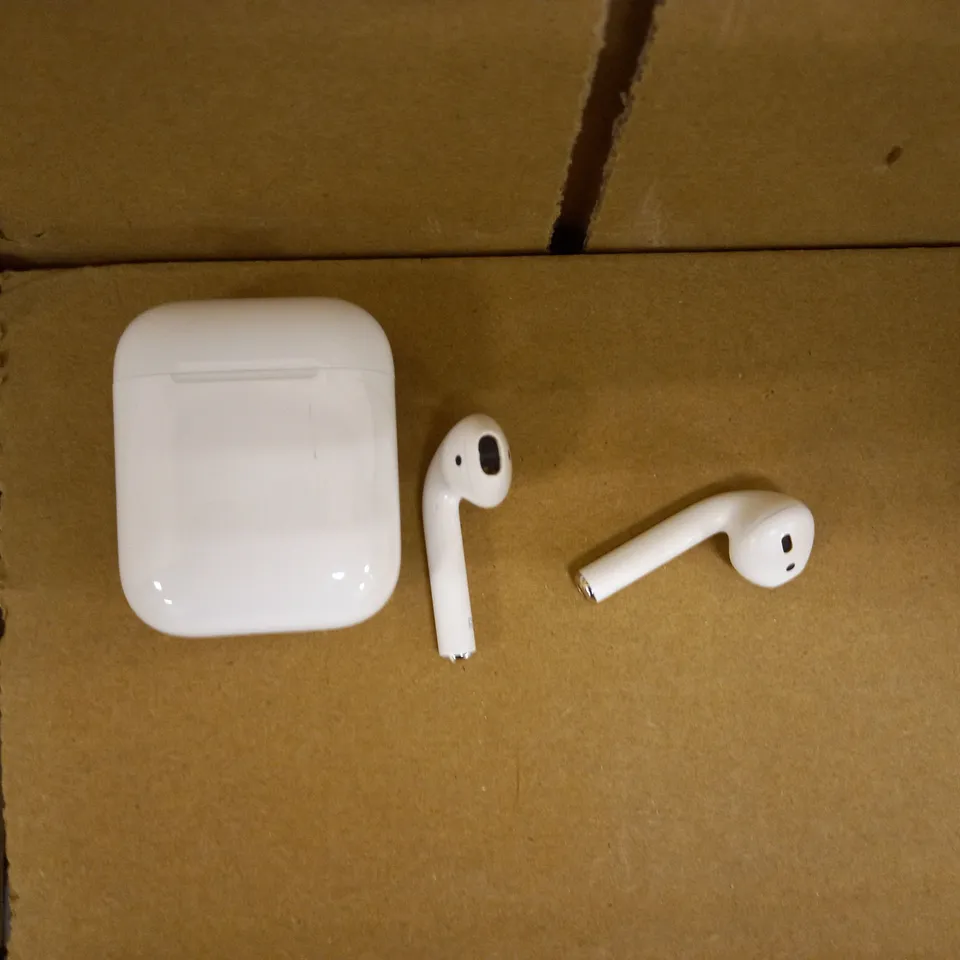 BOXED APPLE AIRPODS