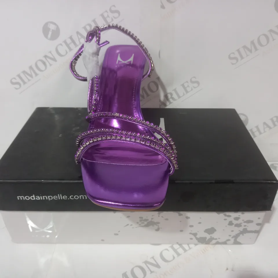 BOXED PAIR OF M BY MODA RHODES OPEN TOE HEELED SANDALS IN METALLIC PURPLE W. JEWEL EFFECT EU SIZE 40