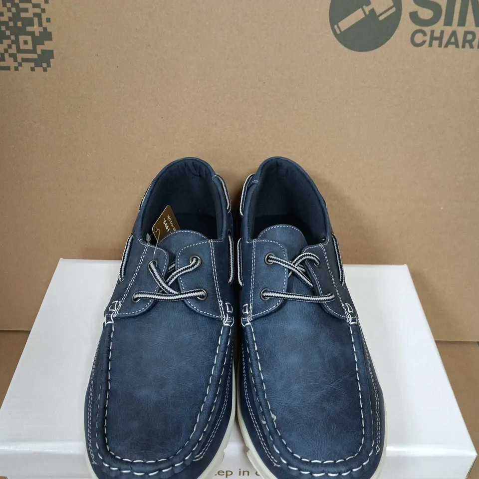 BOXED PAIR OF MENS LACE UP CASUAL SHOES IN NAVY - JOHN BY DR KELLER - UK SIZE 7