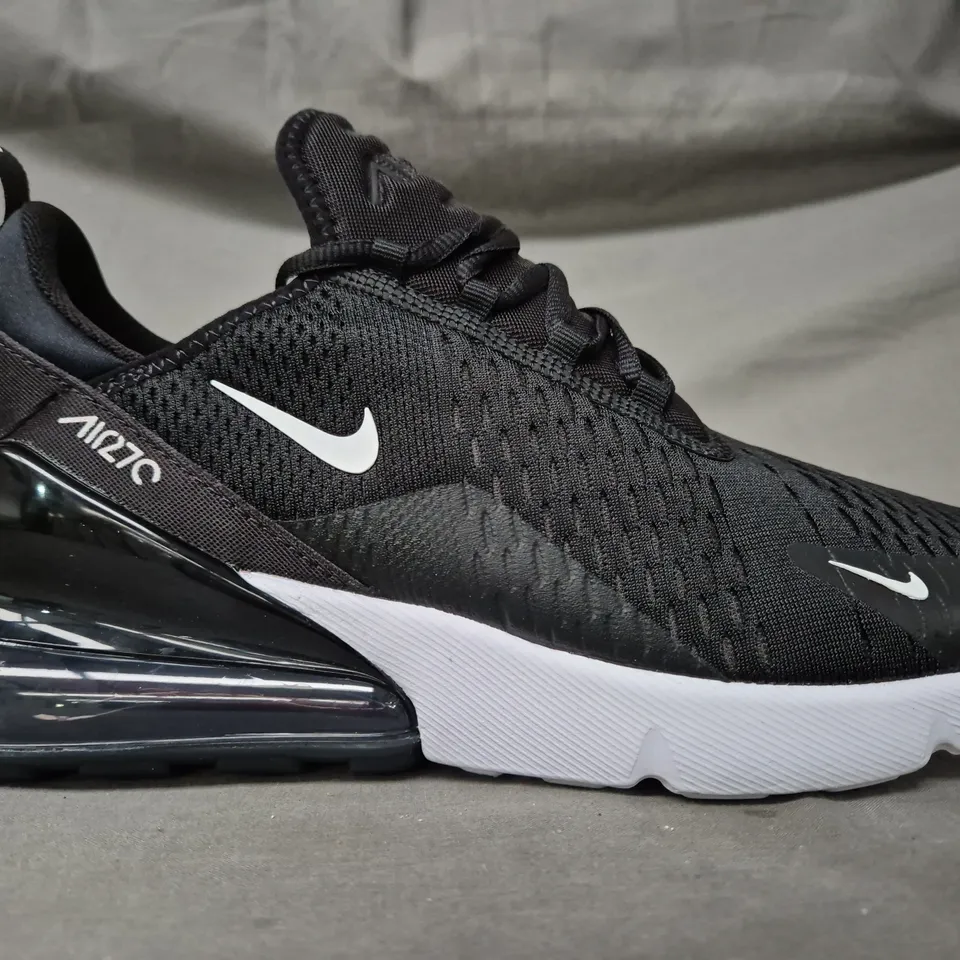 BOXED PAIR OF NIKE AIR MAX 270 SHOES IN BLACK/WHITE UK SIZE 9