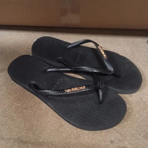 BLACK FLIP-FLOPS WITH PATTERNED STRAPS SIZE 37-38EU