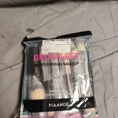 MAANGE MAKEUP BRUSH SET – PROFESSIONAL BRUSHES IN CLEAR POUCH