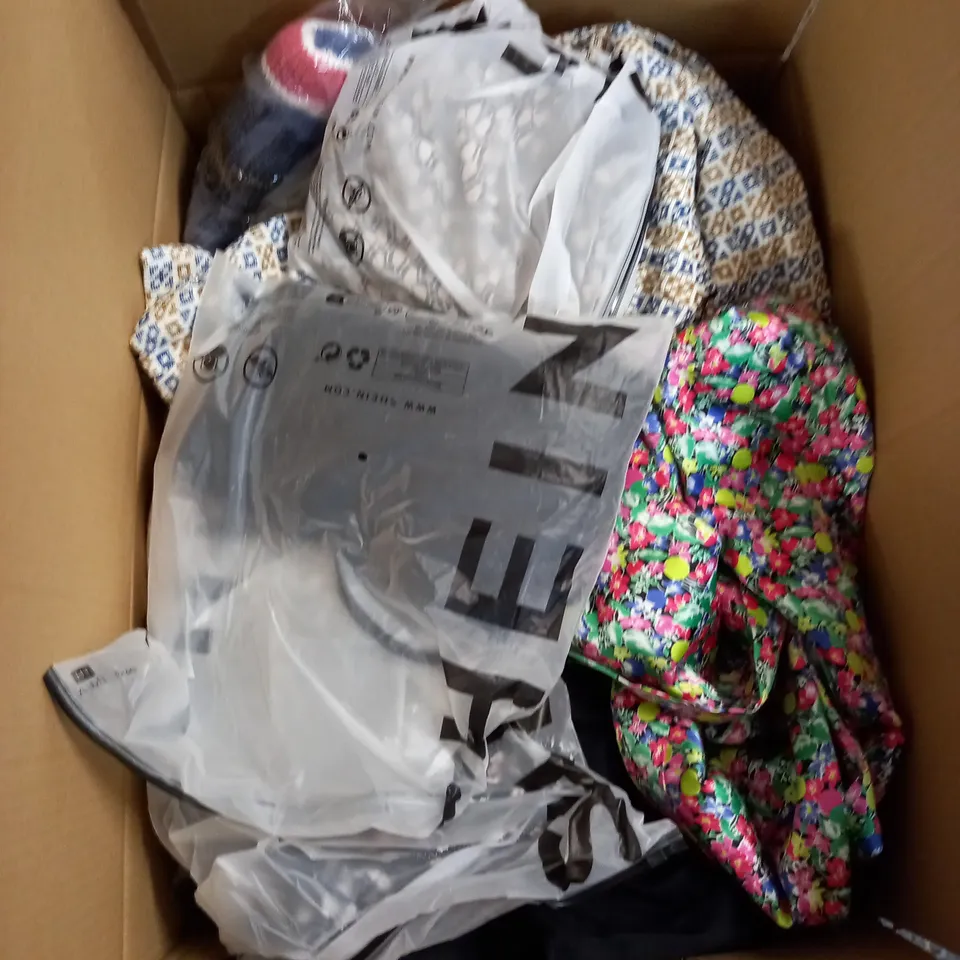 BOX OF APPROX 35 ASSORTED CLOTHING ITEMS TO INCLUDE - DRESSES, T-SHIRTS AND TROUSERS