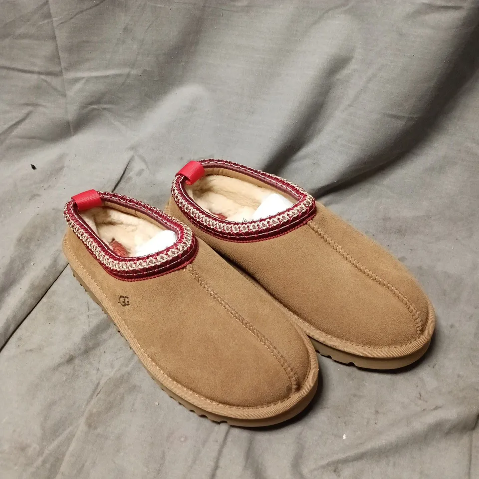 UGG WOMEN’S SUEDE MOCCASIN SLIPPERS – TAN WITH BURGUNDY TRIM, SHEARLING LINING SIZE 5