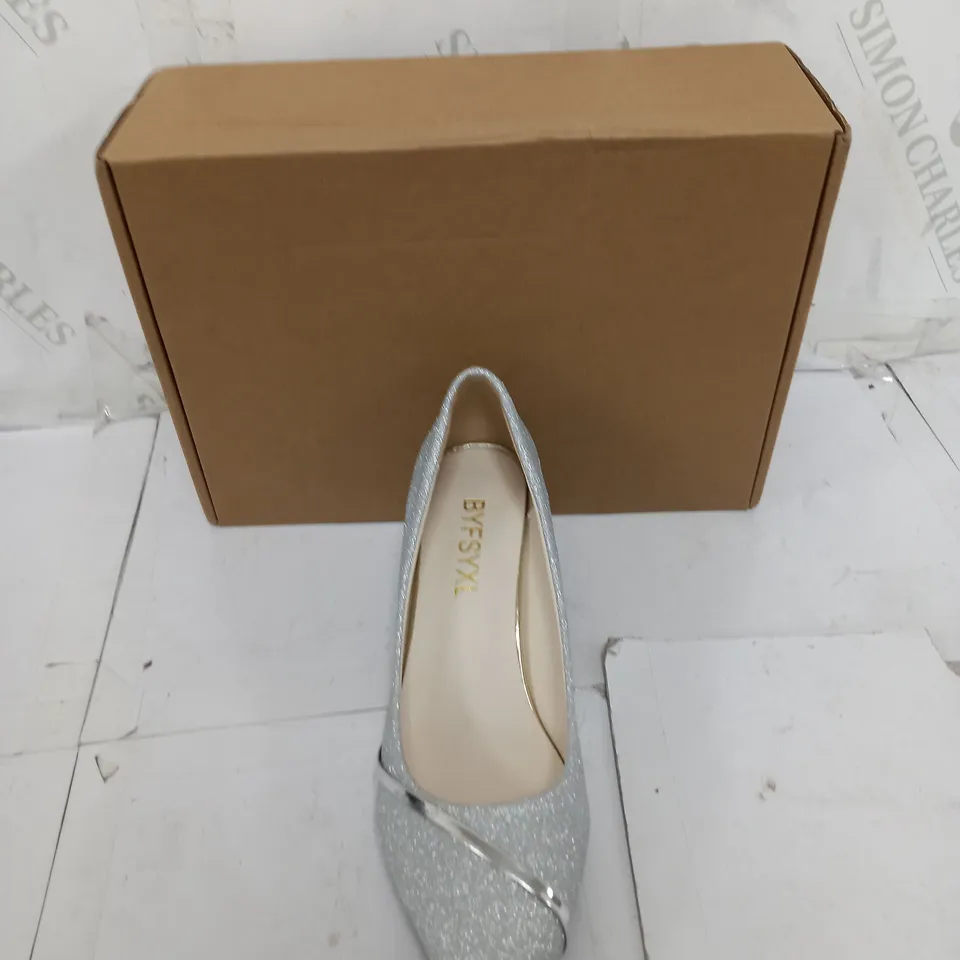 BOXED PAIR OF BYFSYXL GLITTER SILVER HEEL PUMPS SIZE 40