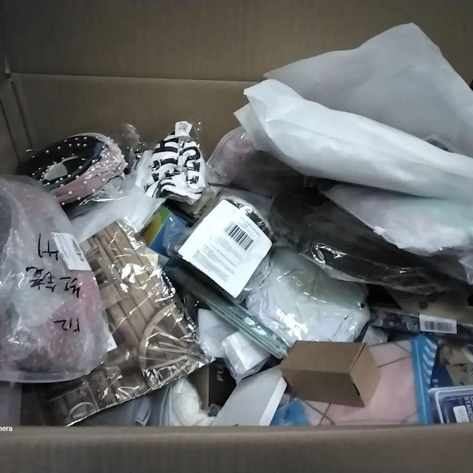 PALLET OF ASSORTED ITEMS INCLUDING WHISKY GLASS, VACUUM STORAGE BAGS, SIRENS BOOK, SCREEN PROTECTOR, MOKO IPAD CASE, SELF SEALING WATER BALLOONS 