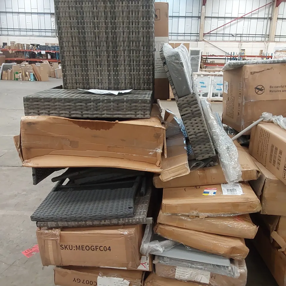 PALLET OF ASSORTED INCOMPLETE GARDEN AND PATIO FURNITURE PARTS 