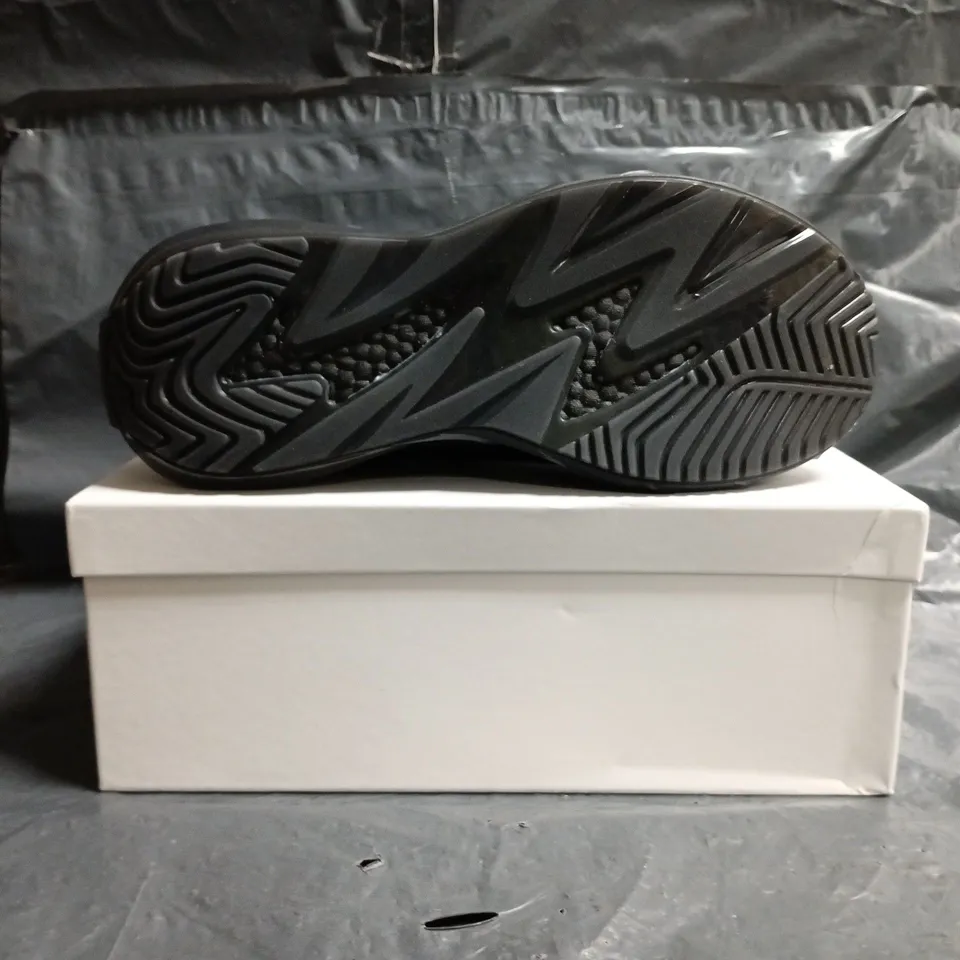 BOXED PAIR OF CONZURI TRAINERS IN BLACK SIZE 7