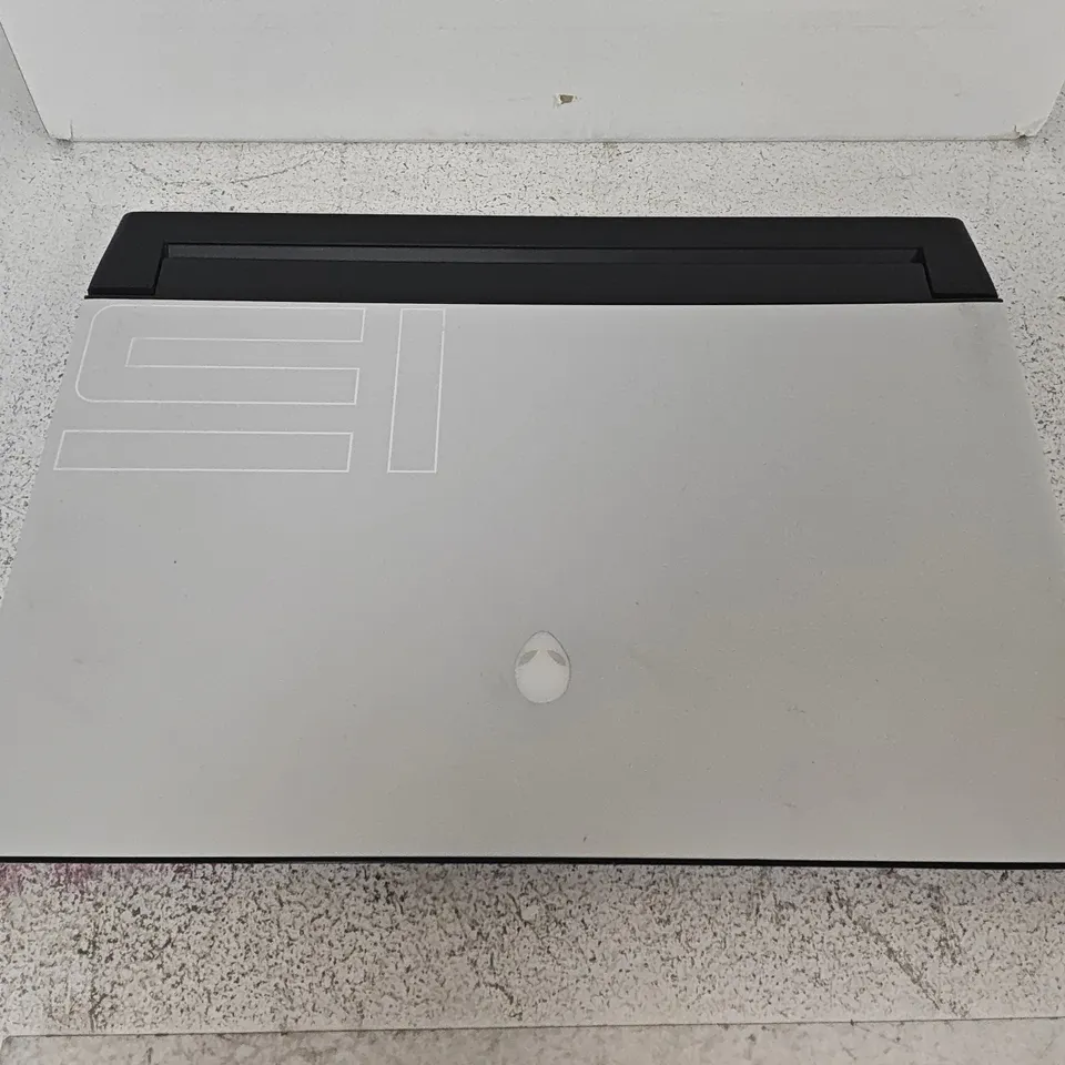 BOXED ALIENWARE M3 15 INTEL I7 10TH GEN 512GB LAPTOP IN WHITE - P87F