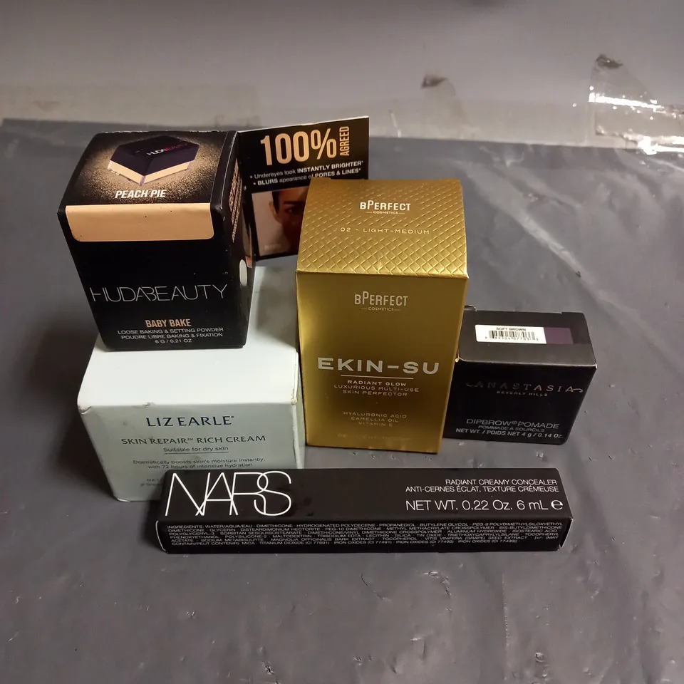 LOT OF 5 ASSORTED COSMETIC PRODUCTS TO INCLUDE - HUDA BEAUTY PEACH PIE SETTING POWDER - BPERFECT EKIN-SU LIGH/MEDIUM SKIN PERFECTOR - ANASTASIA DIPBROW POMADE SOFT BROWN - ETC