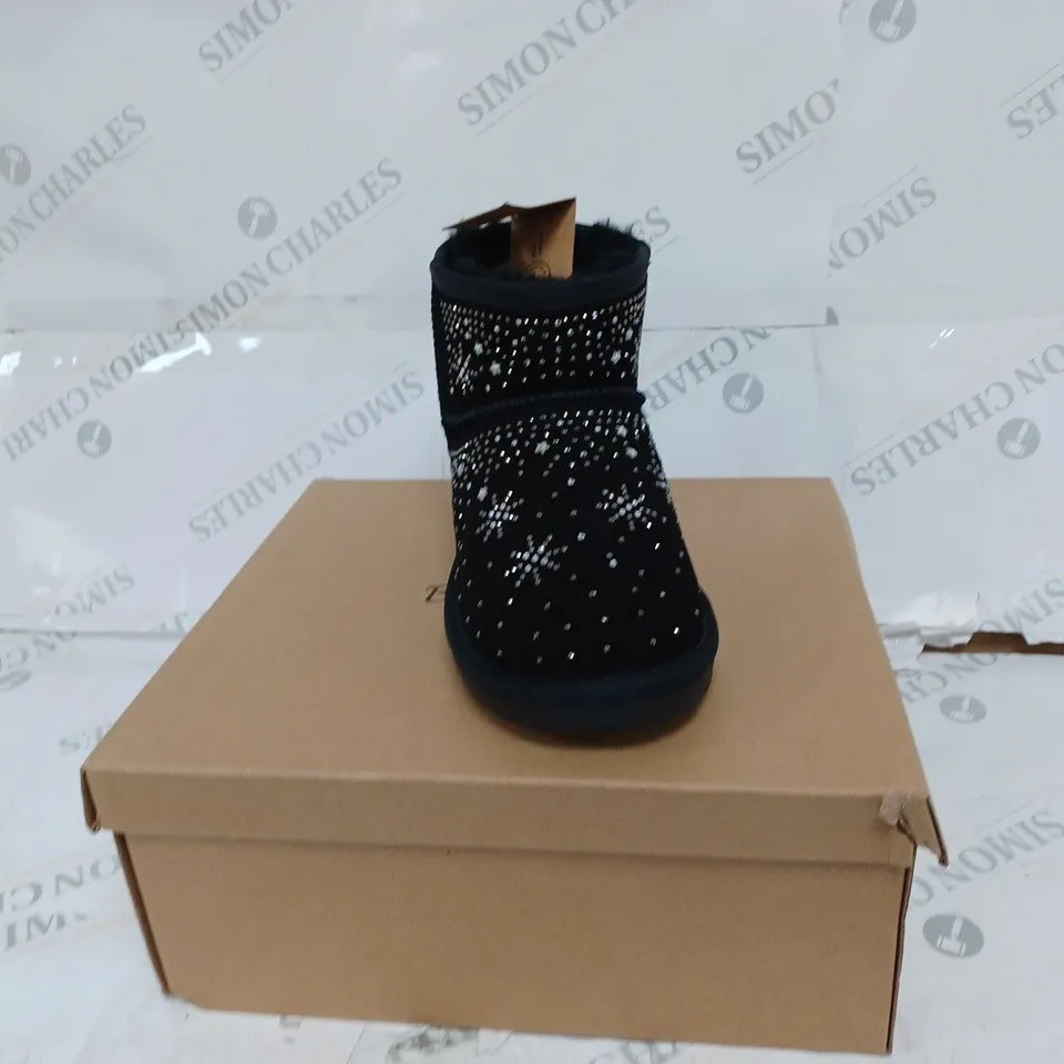 BOXED BONOVA HANDMADE BLACK BOOTS- SIZE 6 