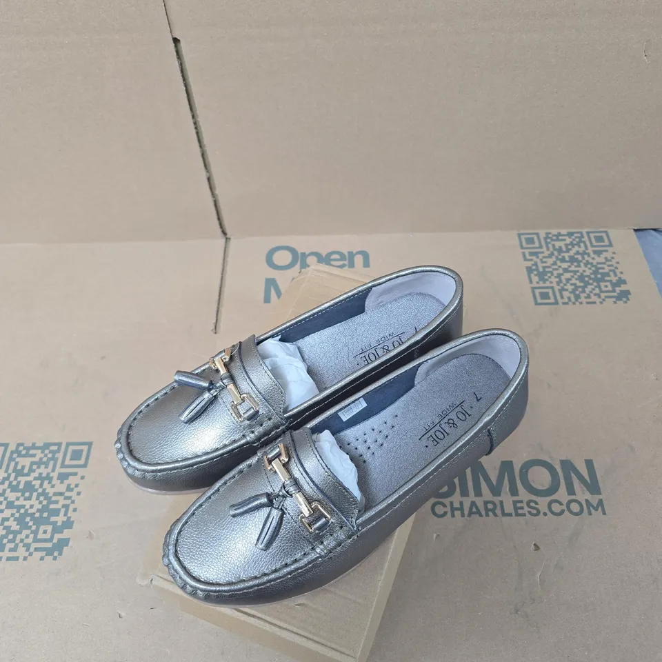 JO & JOE WIDE FIT LEATHER LOAFERS – METALLIC GREY – UK 7