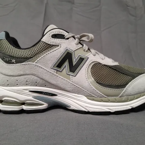 BOXED PAIR OF NEW BALANCE TRAINERS IN PALE GREEN/SAGE UK SIZE 9