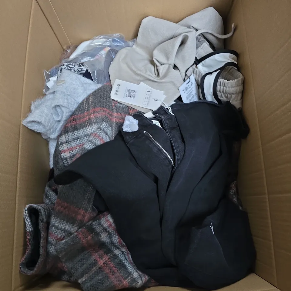 APPROXIMATELY 25 ASSORTED CLOTHING AND FASHION PRODUCTS IN VARIOUS STYLES AND SIZES - COLLECTION ONLY